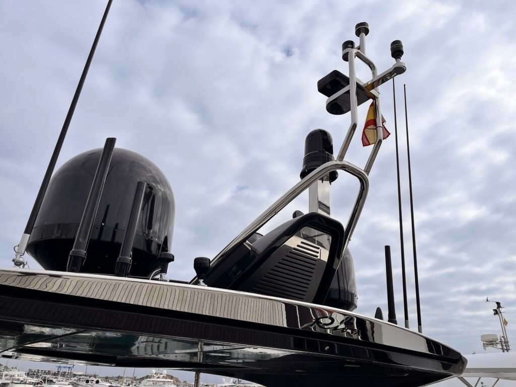 Vista de la parte superior de una embarcación donde se observan varios sensores meteorológicos, incluyendo anemómetros y sistemas de navegación, cruciales para la recolección de datos ambientales.