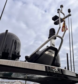 Vista de la parte superior de una embarcación donde se observan varios sensores meteorológicos, incluyendo anemómetros y sistemas de navegación, cruciales para la recolección de datos ambientales.
