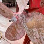 corrosion-en-helice-de-velero-de-acero — marine electronics installation for yachts