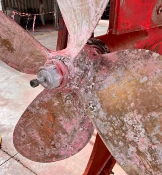 corrosion-en-helice-de-velero-de-acero — marine electronics installation for yachts