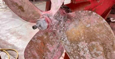 Hélice de un velero de casco de acero mostrando signos de corrosión galvánica y biofouling, elementos clave a considerar en el mantenimiento de la embarcación.