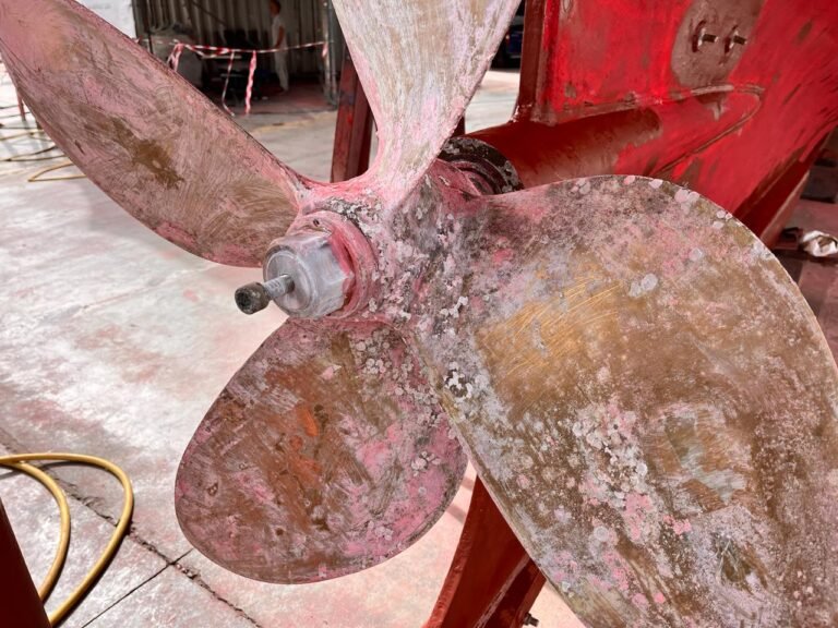 corrosion-en-helice-de-velero-de-acero — marine electronics installation for yachts