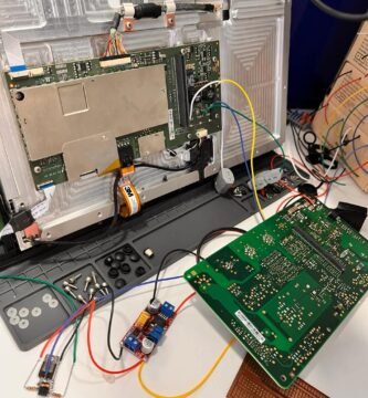 reparacion-de-pantalla-raymarine-e-165-circuito-de-retroiluminacion-en-proceso — marine electronics installation for yachts