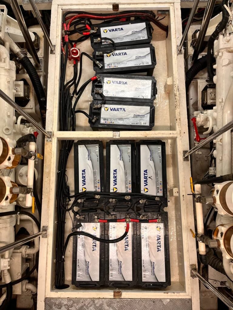 Visualización del sistema de baterías Varta instaladas en la sala de máquinas, detallando conexiones y disposición de cables.