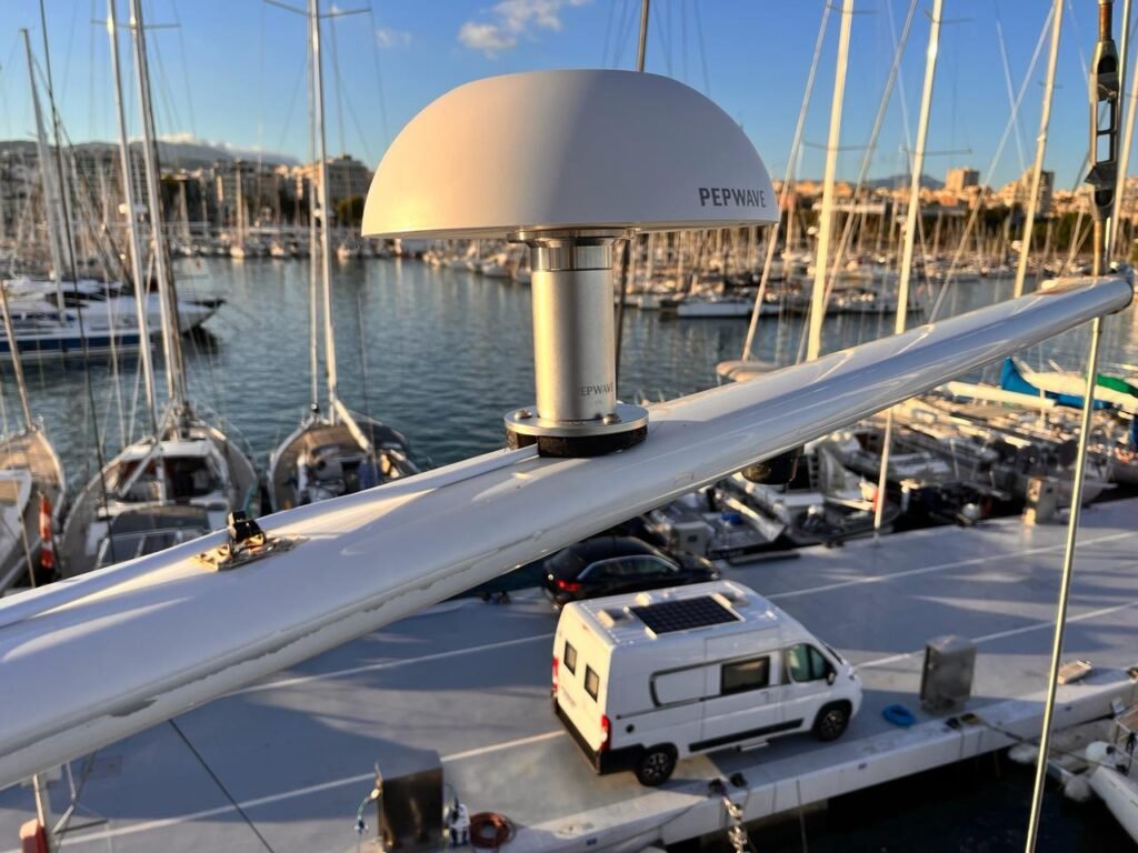 Antena Peplink montada en un soporte en la parte superior de un barco, diseñada para mejorar la conectividad a Internet en entornos marinos.