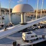 Antena Peplink montada en un soporte en la parte superior de un barco, diseñada para mejorar la conectividad a Internet en entornos marinos.
