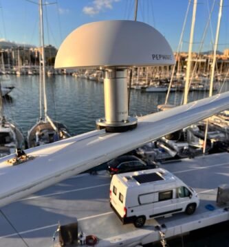 Antena Peplink montada en un soporte en la parte superior de un barco, diseñada para mejorar la conectividad a Internet en entornos marinos.