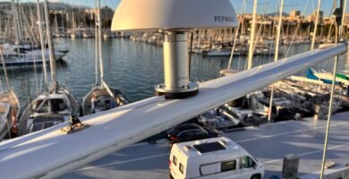 Antena Peplink montada en un soporte en la parte superior de un barco, diseñada para mejorar la conectividad a Internet en entornos marinos.
