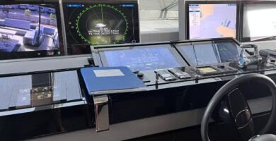 Vista de una cabina de navegación moderna con múltiples pantallas que muestran datos del piloto automático, radar y mapas electrónicos.