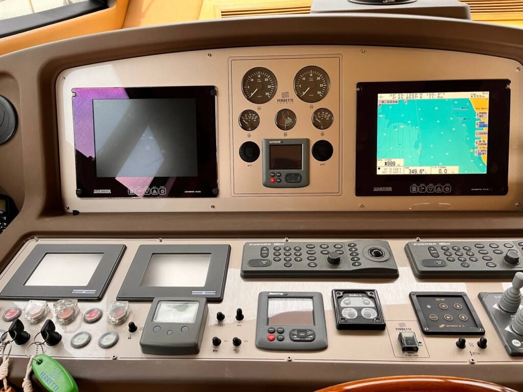 Vista de un panel de control en una embarcación, mostrando pantallas de navegación y otros dispositivos de electrónica naval.