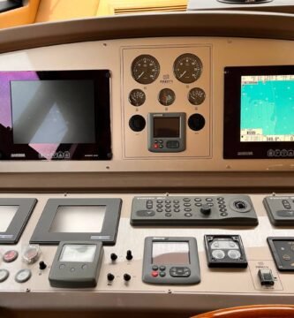 panel-de-control-de-electronica-naval — marine electronics installation for yachts