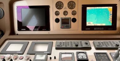 Vista de un panel de control en una embarcación, mostrando pantallas de navegación y otros dispositivos de electrónica naval.