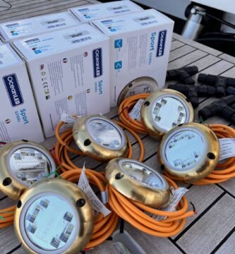 equipo-de-instalacion-de-luces-subacuaticas-oceanled — marine electronics installation for yachts
