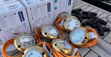 Conjunto de luces subacuáticas OceanLED modelo Sport S3165 en preparación para instalación, con cables y conectores visibles.