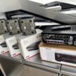 Vista de un sistema de audio inalámbrico compuesto por múltiples altavoces y un receptor Denon destinado a uso en embarcaciones.