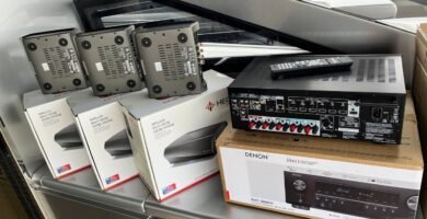 Vista de un sistema de audio inalámbrico compuesto por múltiples altavoces y un receptor Denon destinado a uso en embarcaciones.