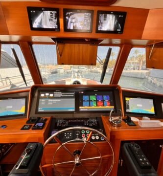 Panel de control de una motora de 18 metros mostrando múltiples pantallas Raymarine para navegación y sistema de monitoreo.. Raymarine, .