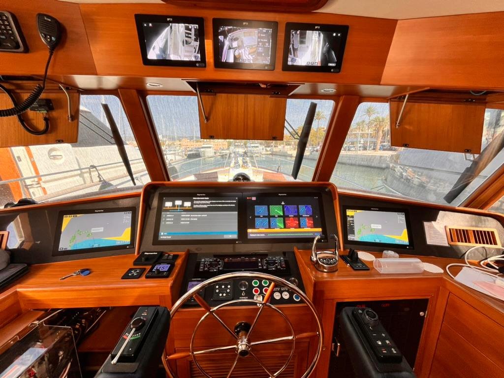 Panel de control de una motora de 18 metros mostrando múltiples pantallas Raymarine para navegación y sistema de monitoreo.. Raymarine, .