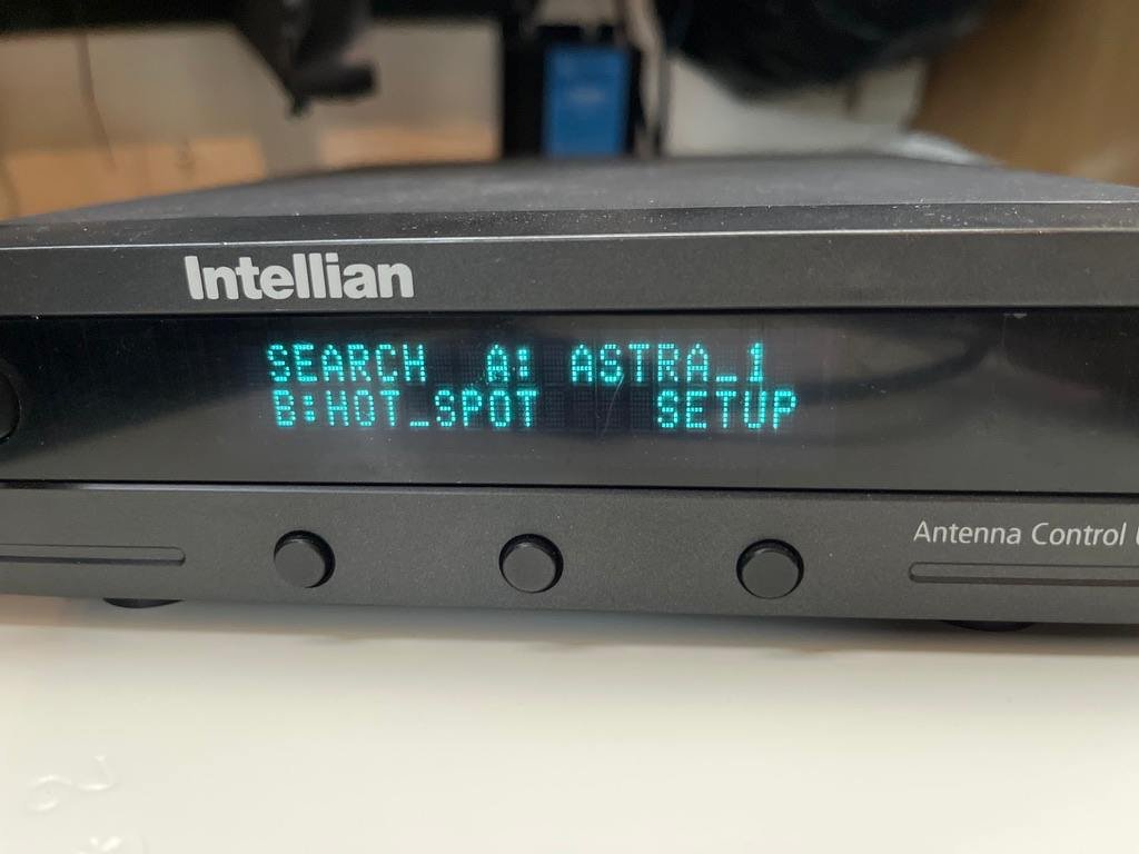 Pantalla de control de antena Intellian i9 mostrando el proceso de búsqueda del satélite Astra 1.. Intellian, i9.