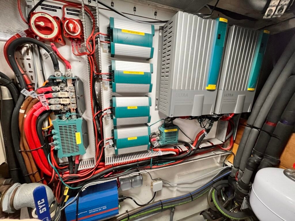 Panel de control y conexiones del sistema Mastervolt ULTRA, integrado en un sistema electrónico naval.. Mastervolt, ULTRA.