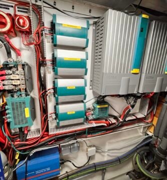 sistema-de-gestion-energetica-mastervolt-en-embarcaciones — marine electronics installation for yachts