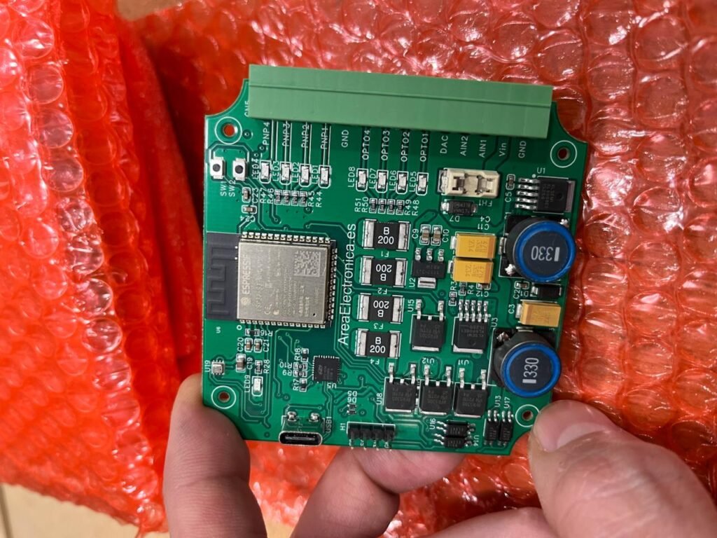 Placa de circuito impreso con componentes para conexión y comunicación en sistemas de electrónica naval.. , .