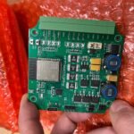 Placa de circuito impreso con componentes para conexión y comunicación en sistemas de electrónica naval.. , .