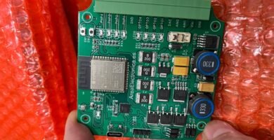 Placa de circuito impreso con componentes para conexión y comunicación en sistemas de electrónica naval.. , .