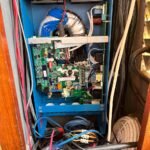 interiores-de-una-unidad-victron-de-2000w — marine electronics installation for yachts