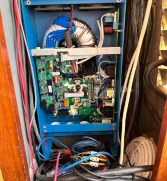 interiores-de-una-unidad-victron-de-2000w — marine electronics installation for yachts