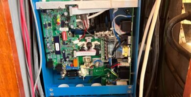 Visualización técnica del interior de una unidad Victron, mostrando componentes electrónicos y conexiones de cableado.