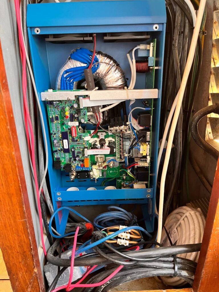 Visualización técnica del interior de una unidad Victron, mostrando componentes electrónicos y conexiones de cableado.