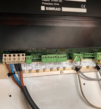 conexiones-del-piloto-automatico-simrad-j300x — marine electronics installation for yachts