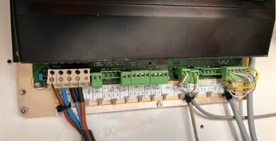 Visualización del panel de conexiones del piloto automático Simrad J300X, incluyendo terminales y cableado, para diagnóstico técnico.