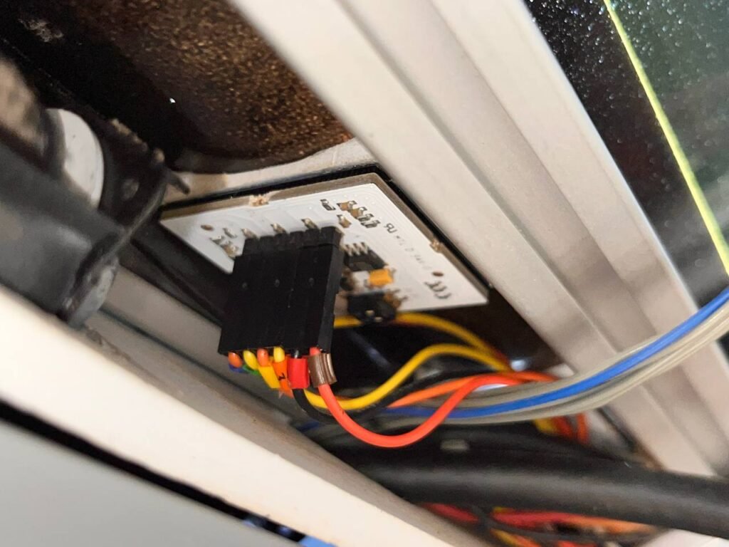 Conexiones de una botonera táctil NaviOp, destacando terminales para alimentación y comunicación de datos en electrónica naval.. NaviOp, .