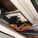 Conexiones de una botonera táctil NaviOp, destacando terminales para alimentación y comunicación de datos en electrónica naval.. NaviOp, .