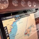 Interfaz del software TimeZero mostrando un mapa náutico detallado con rutas y marcadores de navegación en una embarcación.. TimeZero, .