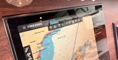 Interfaz del software TimeZero mostrando un mapa náutico detallado con rutas y marcadores de navegación en una embarcación.. TimeZero, .