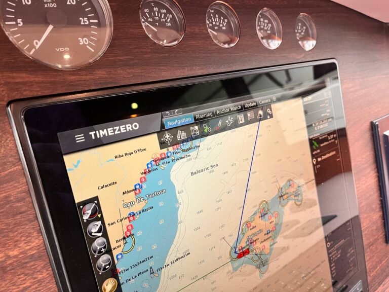 pantalla-de-navegacion-timezero-con-cartografia-actualizada — marine electronics installation for yachts
