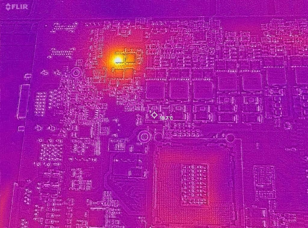 Imagen térmica de una placa de circuito Nuvo-5104VTC mostrando temperaturas elevadas en componentes críticos.. Nuvo, 5104VTC.