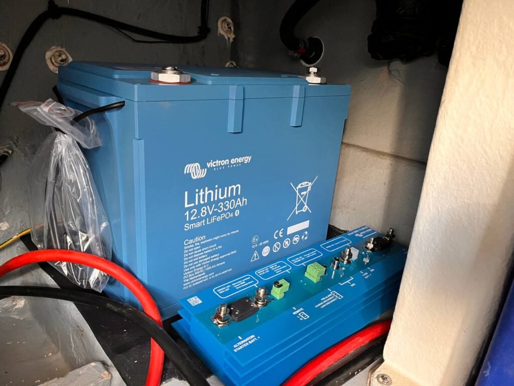 Batería de litio Victron de 12.8V y 330Ah junto a un sistema de gestión de batería (BMS) para aplicaciones náuticas.. Victron Energy, Lithium 12.8V-330Ah.