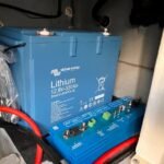 Batería de litio Victron de 12.8V y 330Ah junto a un sistema de gestión de batería (BMS) para aplicaciones náuticas.. Victron Energy, Lithium 12.8V-330Ah.