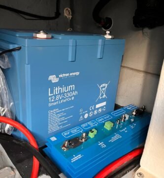 Batería de litio Victron de 12.8V y 330Ah junto a un sistema de gestión de batería (BMS) para aplicaciones náuticas.. Victron Energy, Lithium 12.8V-330Ah.