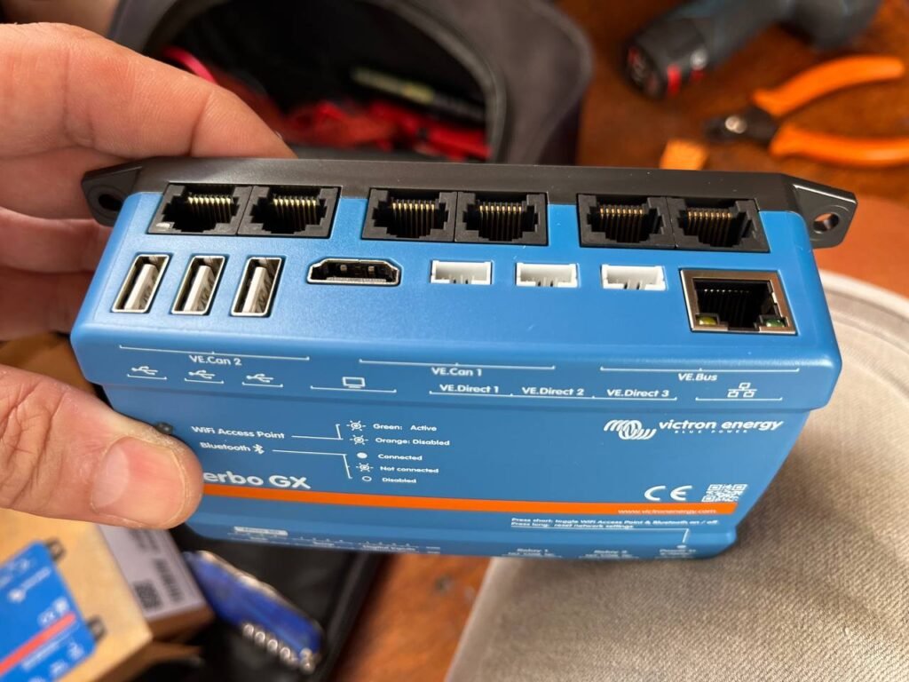 Dispositivo Victron Cerbo GX con múltiples puertos de comunicación y alimentación para sistemas navales.. Victron Energy, Cerbo GX.