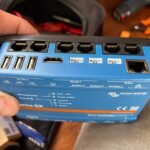 Dispositivo Victron Cerbo GX con múltiples puertos de comunicación y alimentación para sistemas navales.. Victron Energy, Cerbo GX.